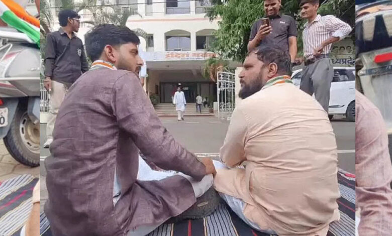 रतलाम-से-पैदल-भोपाल-पहुंचे-दो-कांग्रेस-कार्यकर्ता,-निष्कासन-के-विरोध-में-pcc-कार्यालय-के-बाहर-धरने-पर-बैठे