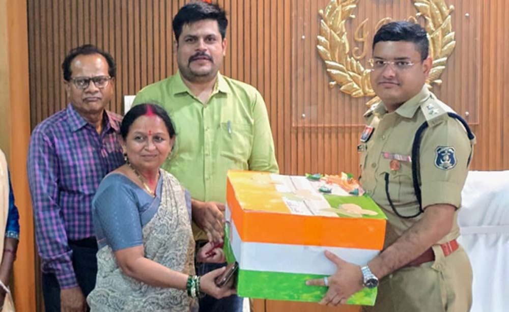 ‘रक्षा सूत्र’ अभियान के तहत पुलिस जवानों के लिए भेंट की गई राखियां