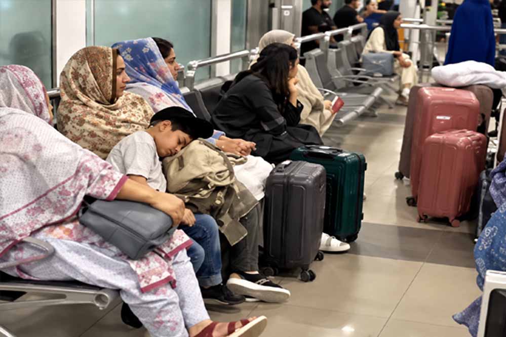 पाकिस्तान में 104 सिख श्रद्धालुओं को एयरपोर्ट पर रोका, वीजा होने के बाद भी 12 घंटे से इंतजार
