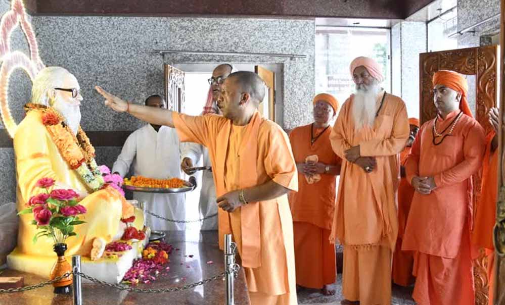 समय, समाज और राष्ट्र के अनुकूल चलना ही महापुरुषों का गुण: सीएम योगी