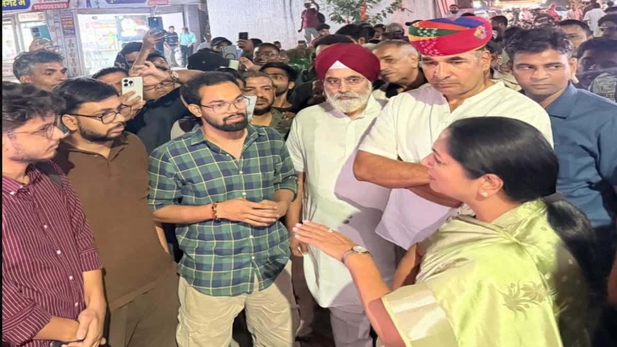 मुखर्जी नगर में छात्रों के बीच पहुंचीं CM रेखा गुप्ता, मुफ्त लाइब्रेरी से लेकर महिला सुरक्षा तक दिए निर्देश