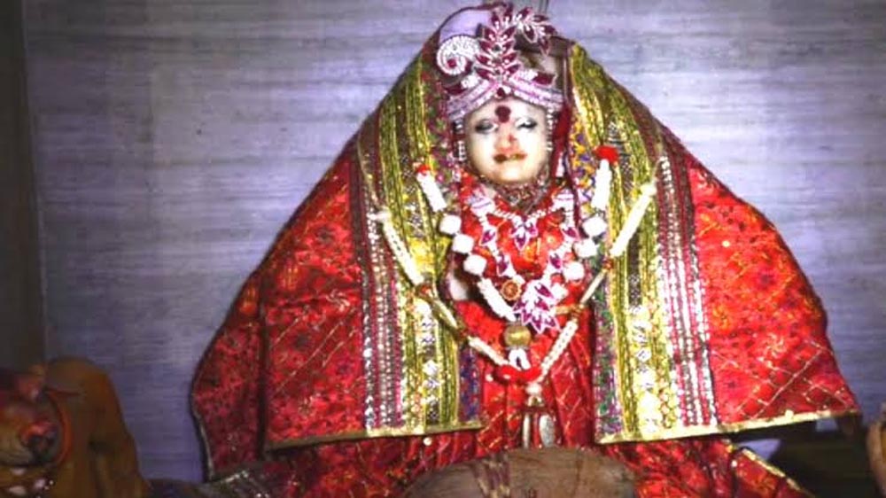 मां अंबा का ऐसा धाम जहां भक्त की पुकार पर चट्टान पर उभरे कुमकुम पदचिह्न, जानें आरासुरी मंदिर की कथा