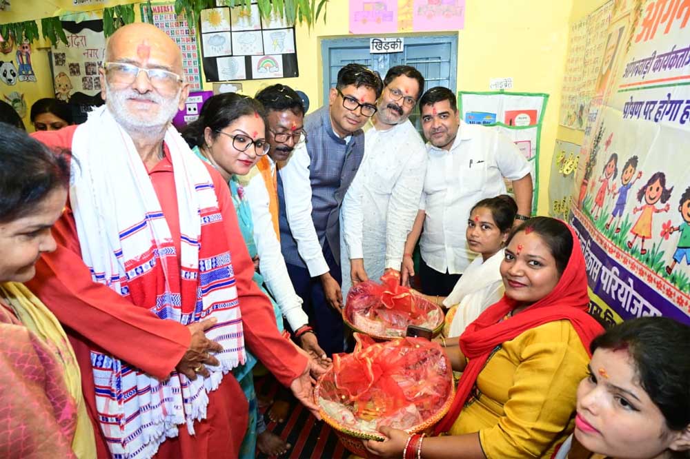 आंगनबाड़ी कार्यकर्ताओं, सहायिकाओं और मितानिनों का किया सम्मान, गर्भवती महिलाओं की हुई गोदभराई