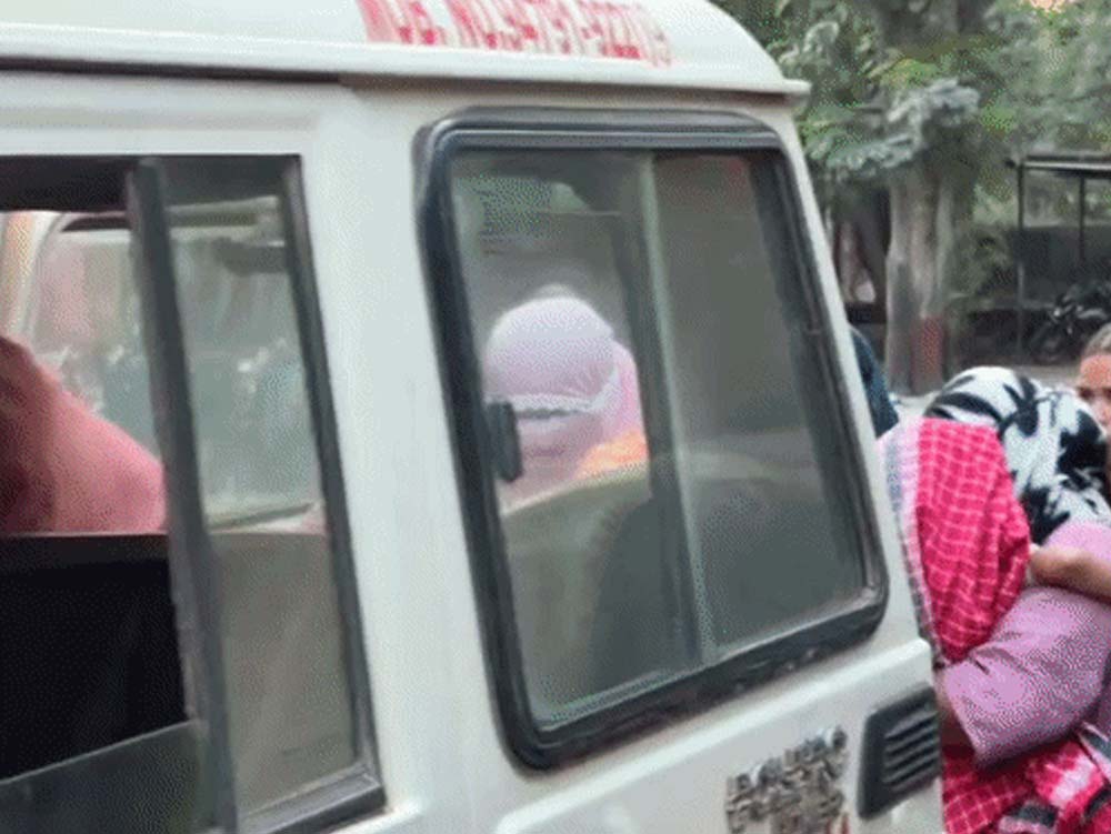 धमतरी में सेक्स रैकेट का खुलासा, पुलिस ने छापा मारकर 18 युवक-युवतियों को पकड़ा