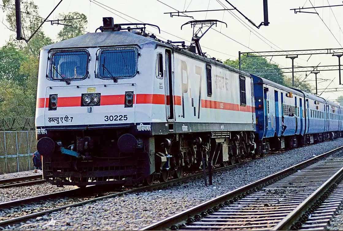 दिल्ली में प्रदर्शनों का असर! लखनऊ से जाने वाली ट्रेनों में यात्रियों की संख्या घटी, सीटें मिलने लगीं आसानी से